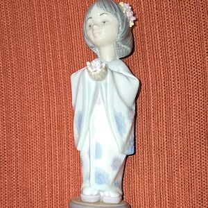 Lladro Asian Girl Offering Flowers Porcelain Figurine